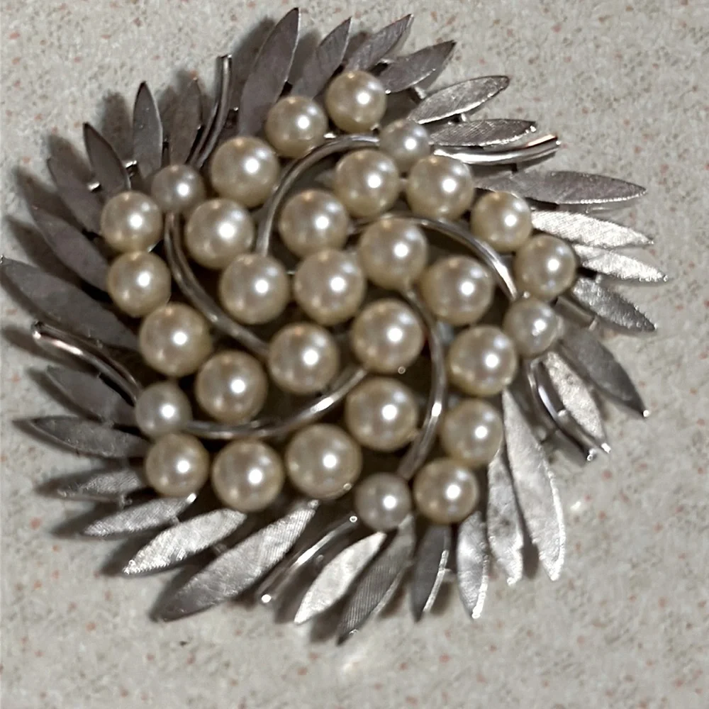 Vintage Trifari brushed and polished silver tone faux pearl broach (594)